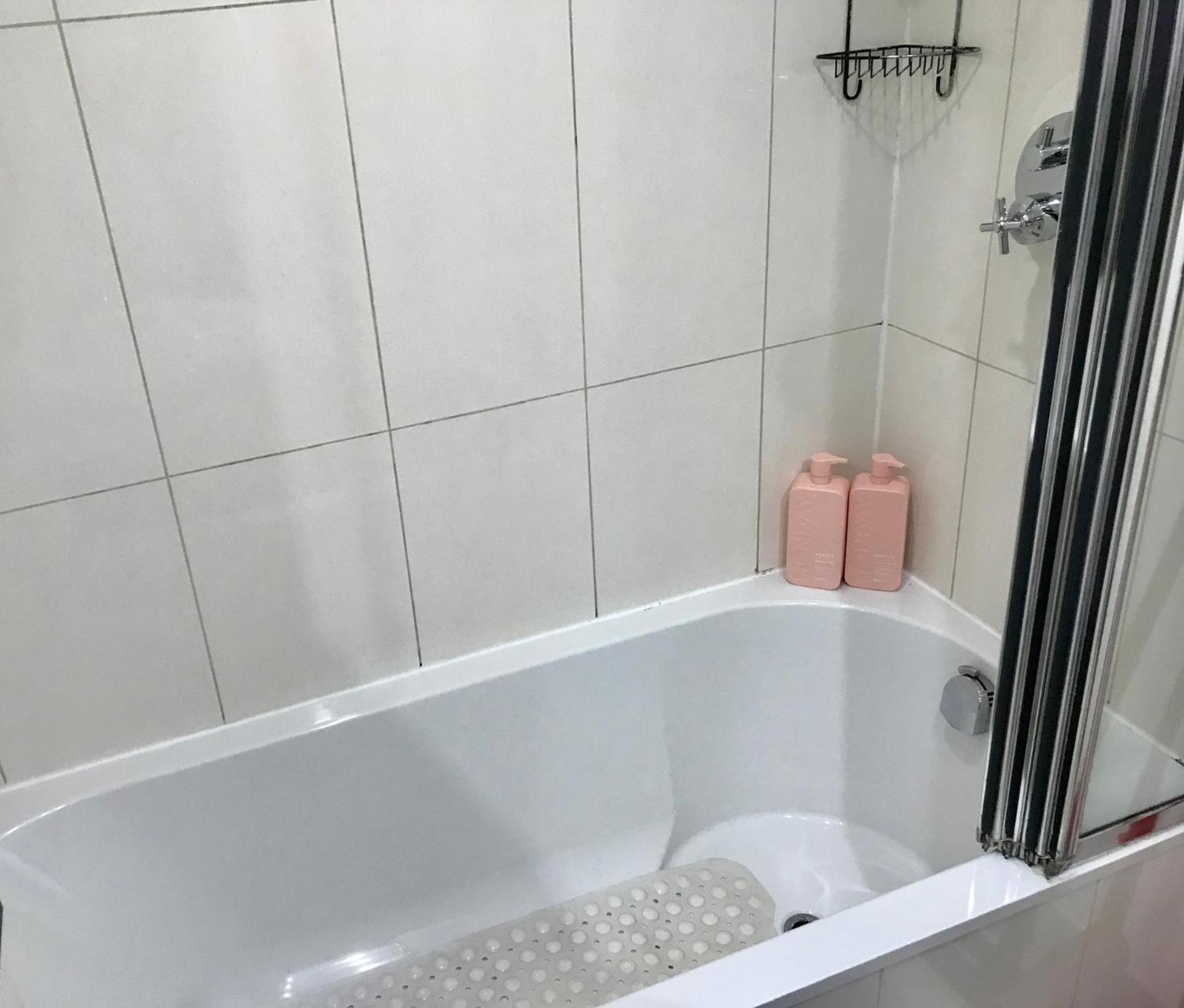 Cosy Private With Private Bathroom In A River View Flat Londra